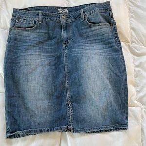 Signature Levi’s Low Rise Denim Skirt